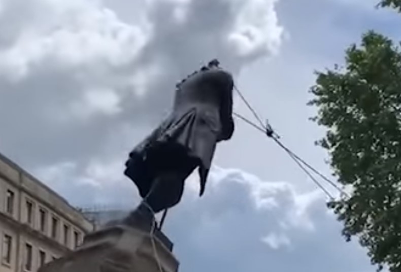 Βρετανία: Διαδηλωτές στο Μπρίστολ γκρέμισαν το άγαλμα  γνωστού δουλεμπόρου (video)