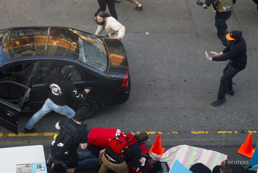 ΗΠΑ – Σιατλ: Οδηγός ρίχνει το αυτοκίνητό του πάνω σε διαδηλωτές – Ένας τραυματίας (Video)