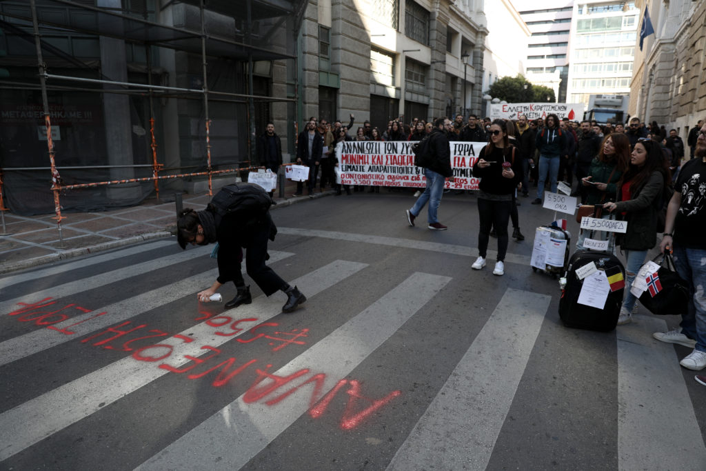 Επιστολή 5.500 πτυχιούχων του Δημοσίου σε Μητσοτάκη: Ζητούν την ανανέωση των συμβάσεών τους – Τι λένε για το «brain drain»