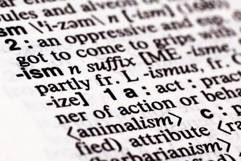 Αμερικανικό λεξικό τροποποίησε τον ορισμό της λέξης «ρατσισμός» μετά από προτροπή νεαρής