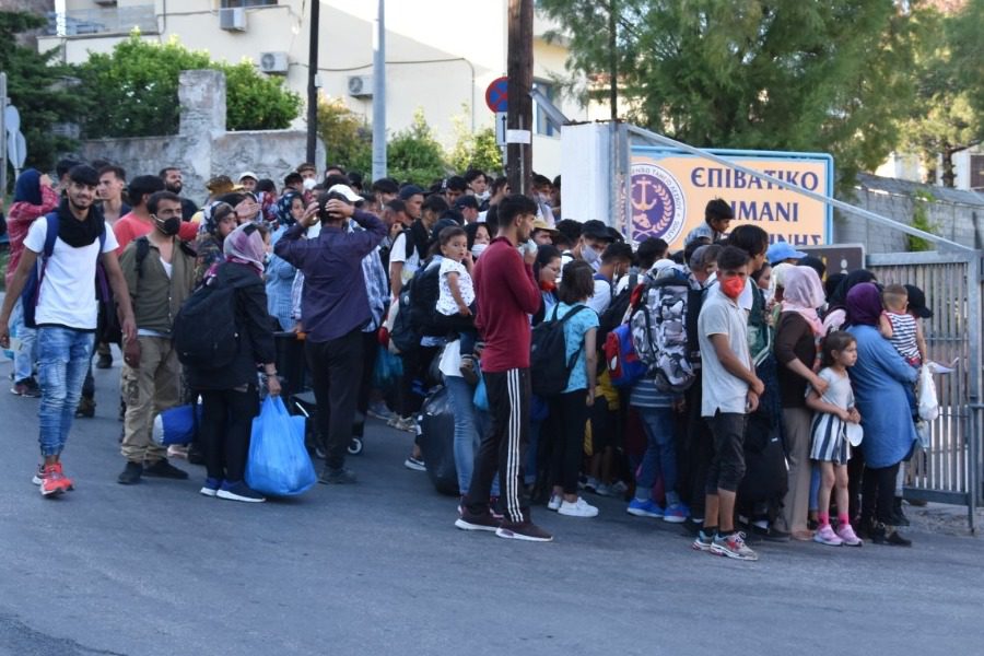 Επεισοδιακή αναχώρηση προσφύγων από το λιμάνι της Μυτιλήνης