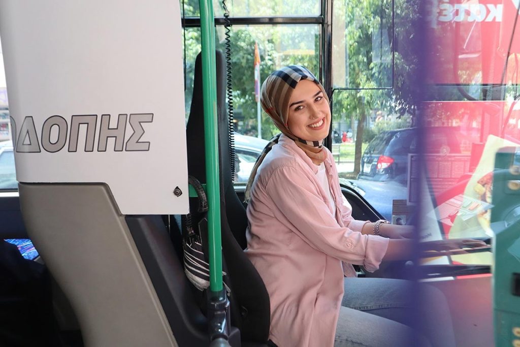 Η Νεσλιχάν οδηγεί αστικό λεωφορείο και ανοίγει δρόμο στις γυναίκες της Ροδόπης (Photos)