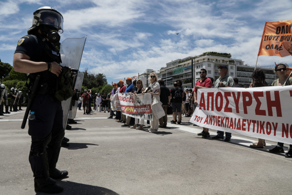 Υπερψηφίστηκε το νομοσχέδιο του υπ. Παιδείας – Νέες συγκεντρώσεις εκπαιδευτικών το απόγευμα – Ποιοι σταθμοί του μετρό κλείνουν