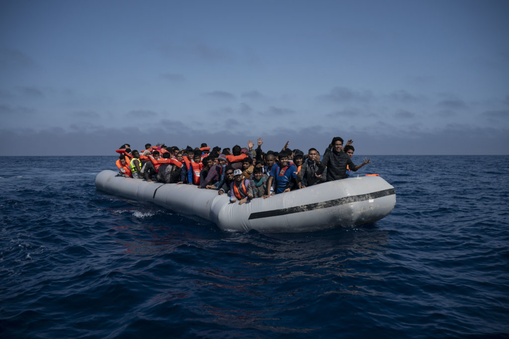 Η ΝΔ συνεχίζει να… επενδύει στο πλωτό φράγμα για πρόσφυγες στο Αιγαίο