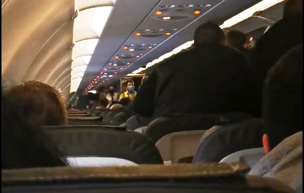 Καταγγελία: Μας είχαν και περιμέναμε 4 ώρες στο αεροπλάνο! (Video)