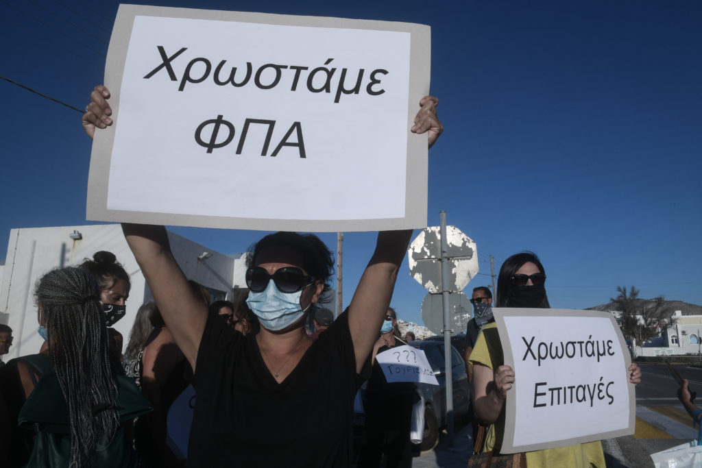 Σαντορίνη: «Έναρξη ή λήξη του τουρισμού» βροντοφώναξαν διαδηλωτές στον Μητσοτάκη (Photos)