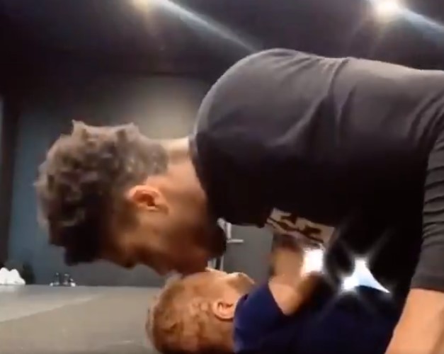 Η …τρυφερή γυμναστική του Γιάννη Αντετοκούνμπο μαζί με το γιο του (video)