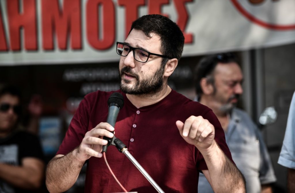 Ηλιόπουλος: Ο Μπακογιάννης έδωσε σχεδόν 6.000 ευρώ για κάθε παγκάκι