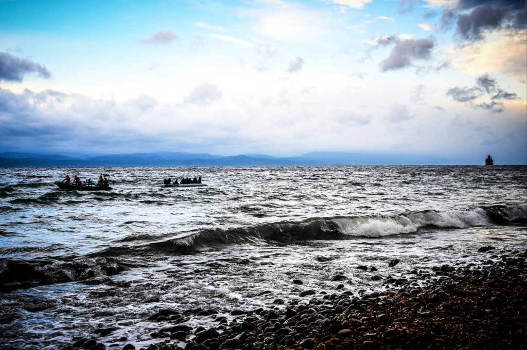 Spiegel: Η Ελλάδα του Μητσοτάκη εγκαταλείπει πρόσφυγες στη θάλασσα (Video)