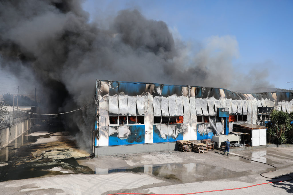 Σε εξέλιξη πυρκαγιά σε εργοστάσιο στον Ασπρόπυργο (Photos)