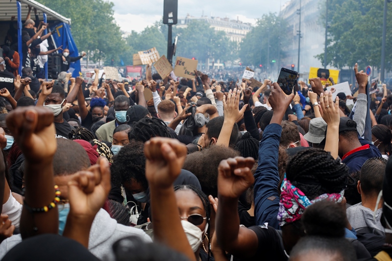 Οι Γάλλοι στους δρόμους κατά του ρατσισμού και της ξενοφοβίας