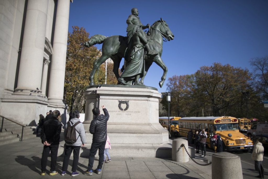 Νέα Υόρκη: Απομακρύνεται το άγαλμα του Ρούζβελτ, παρά τις διαμαρτυρίες Τραμπ (Video)