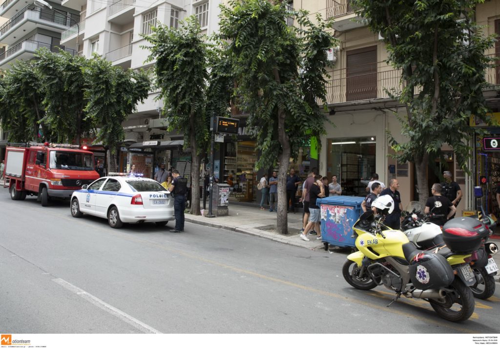 Σοκ στη Θεσσαλονίκη: Καμένο πτώμα γυναίκας έπεσε σε πρασιά πολυκατοικίας (Video – Photos)