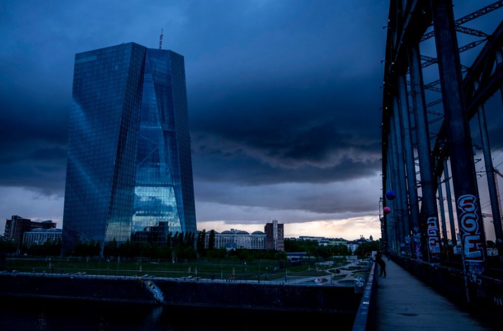 Η «σκληρή» ΕΚΤ υπερασπίζεται την αγορά ομολόγων