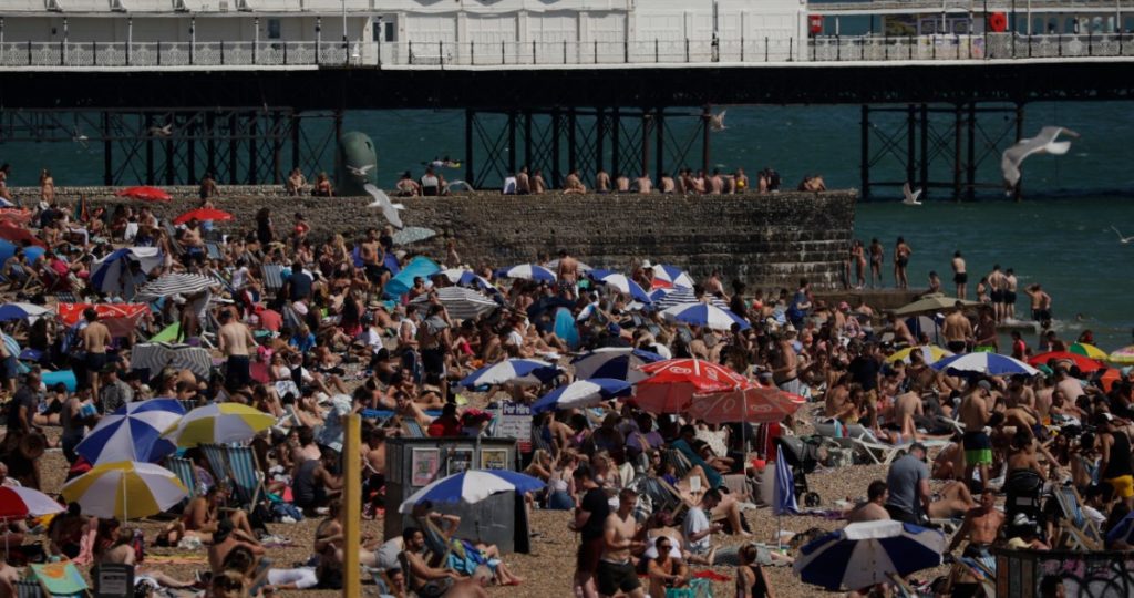 Βρετανία: Κοσμοσυρροή σε παραλία του Μπόρνμουθ – Εκκλήσεις από τη δημοτική αρχή