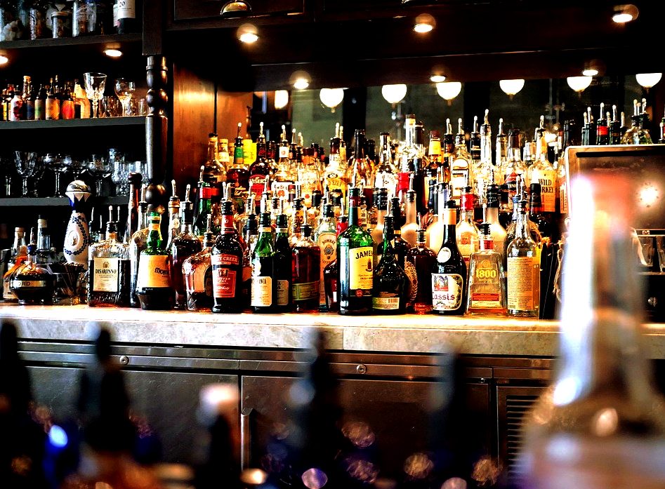 Ο κυβερνήτης του Τέξας κλείνει τα μπαρ λόγω έξαρσης κρουσμάτων κορονοϊού