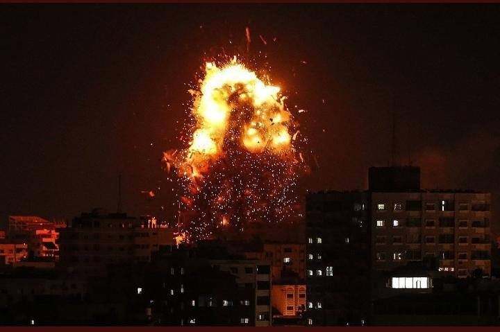 Νέοι ισραηλινοί βομβαρδισμοί στη Γάζα ως αντίποινα για την εκτόξευση ρουκετών στο Ν. Ισραήλ (Photos+Video)