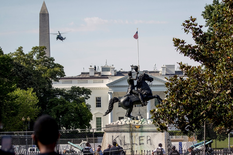 ΗΠΑ: Δίωξη σε 4 άνδρες που προσπάθησαν να ρίξουν άγαλμα του πρώην προέδρου Άντριου Τζάκσον, μπροστά στο Λευκό Οίκο