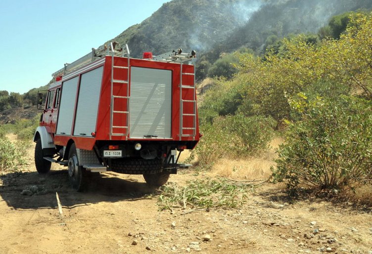 Πάτρα: Πυροσβεστικό όχημα ανατράπηκε σε πυρκαγιά – εγκλωβίστηκαν δύο πυροσβέστες
