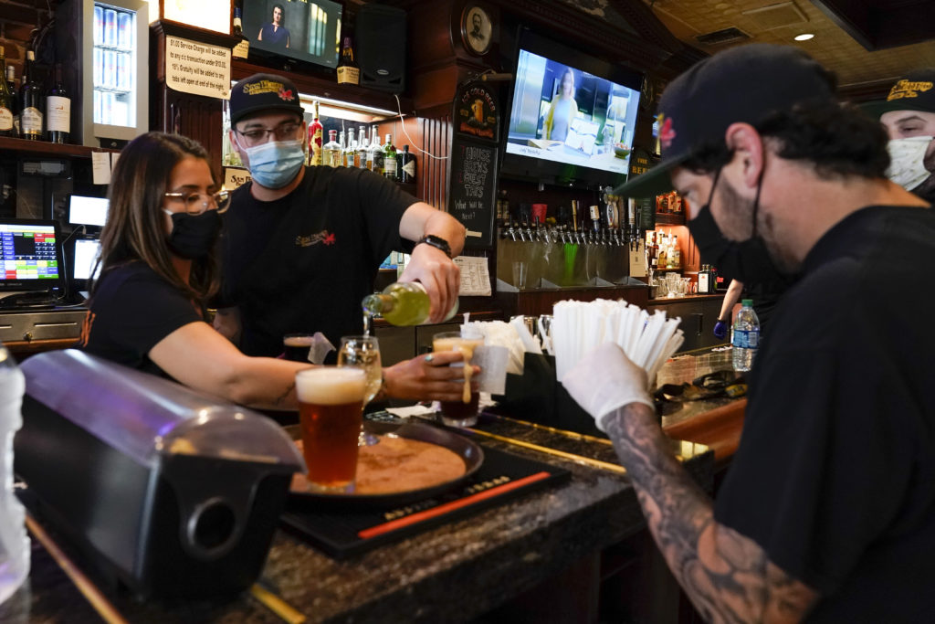 Κορονοϊός-Καλιφόρνια: Αρον-άρον ξανακλείνουν τα μπαρ μετά την αύξηση 30% των κρουσμάτων