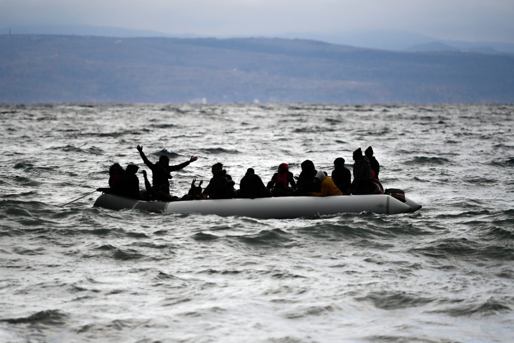 Έρευνα DW: Μασκοφόροι επιτίθενται σε πρόσφυγες στο Αιγαίο;