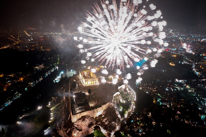 Πρωτοχρονιά 2019 – Η Ακρόπολη λούστηκε στο φως- Δείτε φωτογραφίες από Drone – Υπερθέασμα και στη Θεσσαλονίκη (Photos)