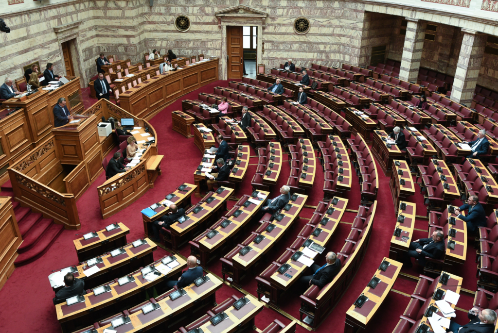 LIVE η συζήτηση στη Βουλή για τον Παπαγγελόπουλο: Αποκλείστηκε από τη συνεδρίαση ο βουλευτής Μάρκου