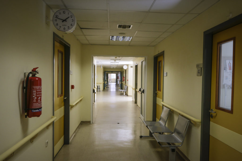 Κοζάνη: Νέο ιατρικό ανακοινωθέν για τους τρεις τραυματίες από την επίθεση με τσεκούρι στη ΔΟΥ
