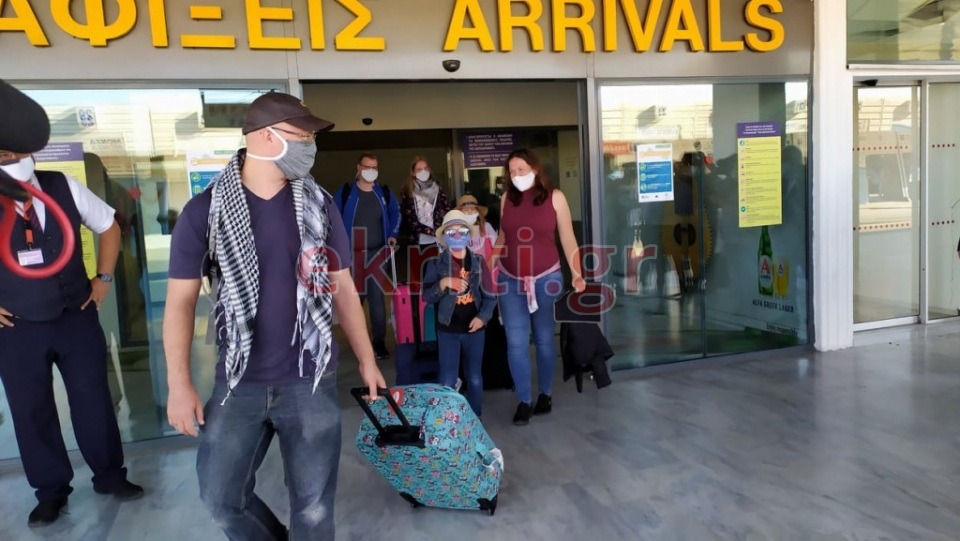 Κρήτη: Από Τσεχία η πρώτη πτήση εξωτερικού – Υποδέχθηκαν τους τουρίστες με λύρα και αψίδα (Photos)