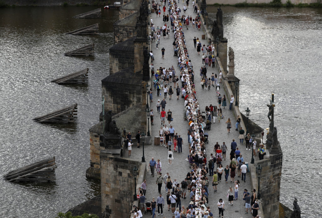 Πράγα: γιόρτασαν «το τέλος της επιδημίας» με ένα μεγάλο τραπέζι στη γέφυρα του Καρόλου (Photos)