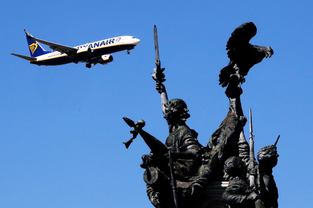 Ryanair: Απολύει 3.500 υπαλλήλους αν δεν συμφωνήσουν με μείωση μισθού
