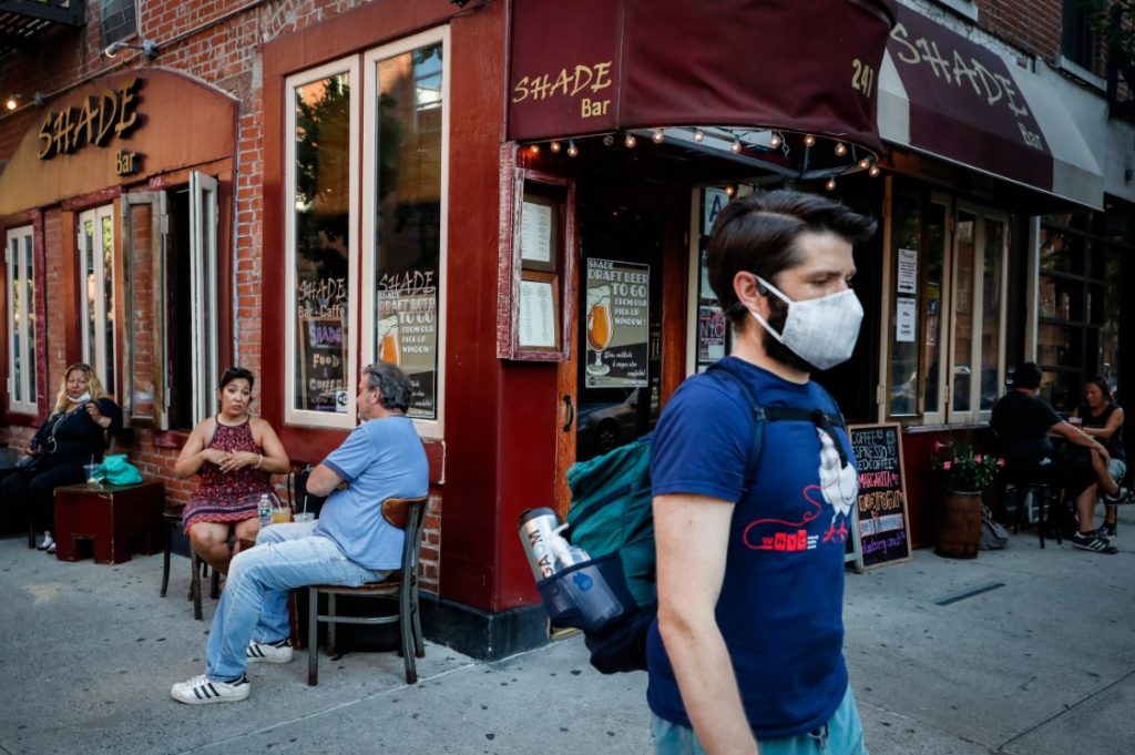 Νέα Υόρκη: Αναβλήθηκε η επαναλειτουργία των κλειστών χώρων στα εστιατόρια