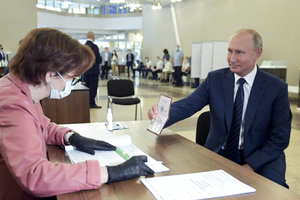 Οι Ρώσοι φαίνεται πως εγκρίνουν τη δυνατότητα παραμονής του Πούτιν στην εξουσία έως το 2036