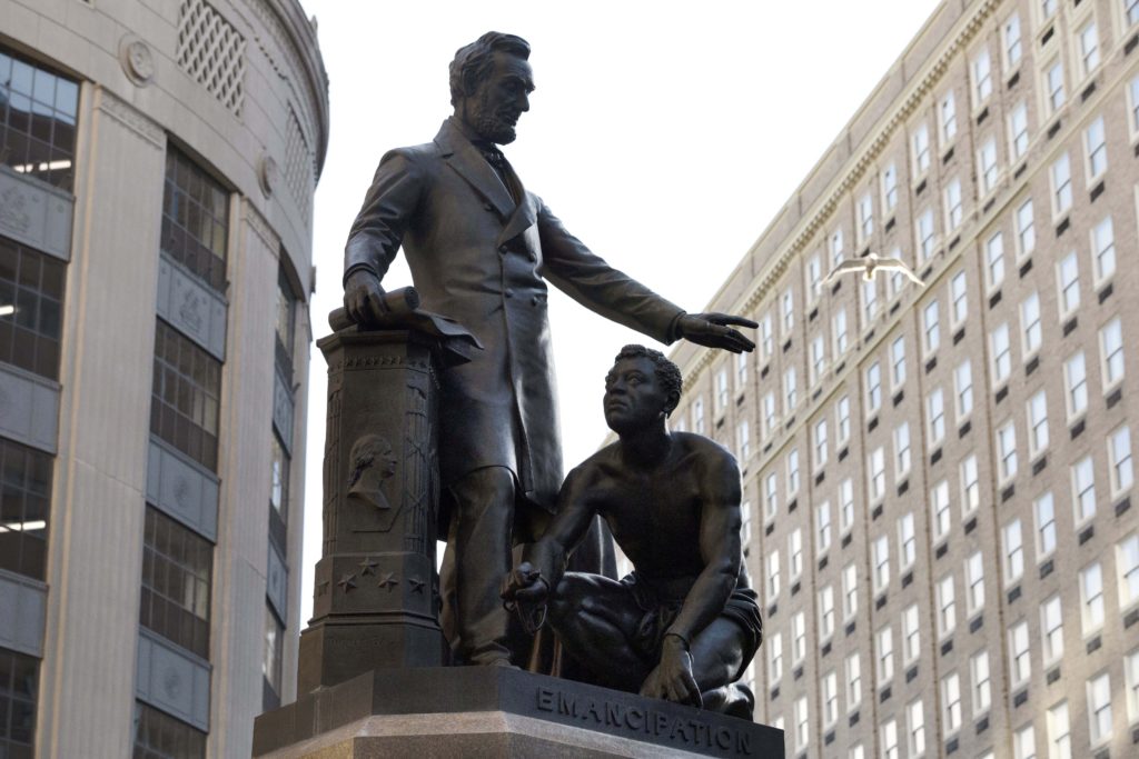ΗΠΑ: Η Βοστόνη απομακρύνει από πλατεία άγαλμα του Λίνκολν ως ρατσιστικό (Photos)