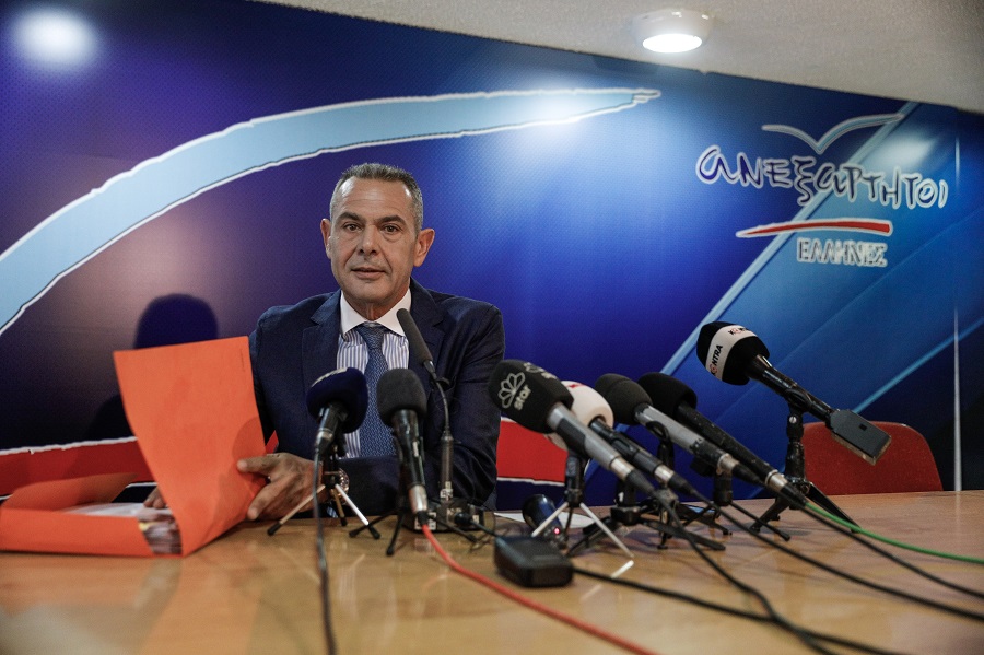 Ο Πάνος Καμμένος έτοιμος για όλα, με βέλη ενάντια σε όποιον τον εμπλέκει