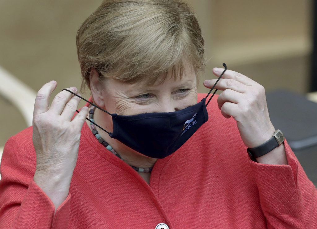 Πρώτη εμφάνιση της Μέρκελ με μάσκα με το σήμα της Γερμανικής Προεδρίας στην Ε.Ε.