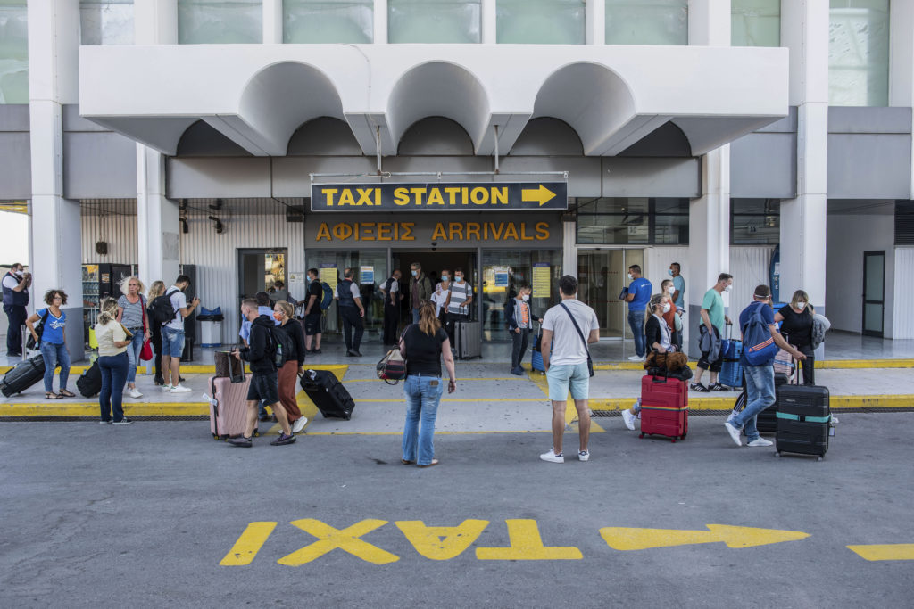 ΣΥΡΙΖΑ για Μητσοτάκη: Θα διώξει τον Θεοχάρη ή θα αναλάβει το μπάχαλο για τον τουρισμό;