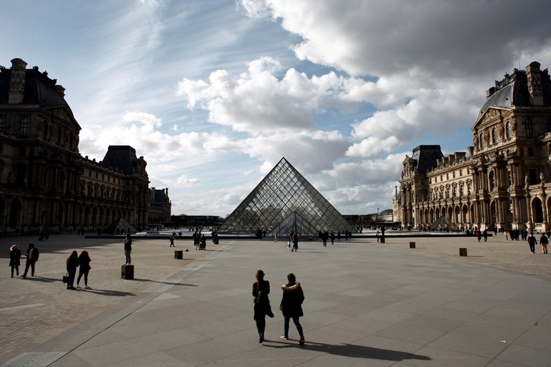 Ανοίγει την Δευτέρα το μουσείο του Λούβρου στο Παρίσι, με «χασούρα» άνω των 40 εκ. ευρώ