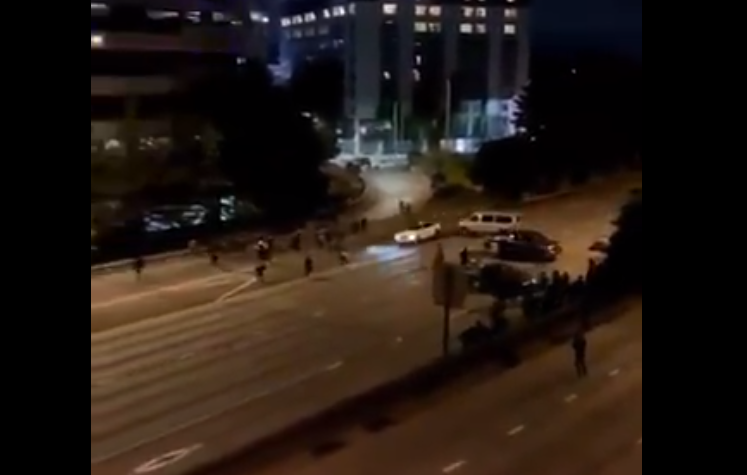 Σιάτλ: Οδηγός έριξε με ταχύτητα το όχημά του κατά διαδηλωτών τραυματίζοντας δύο γυναίκες (σκληρό Video)