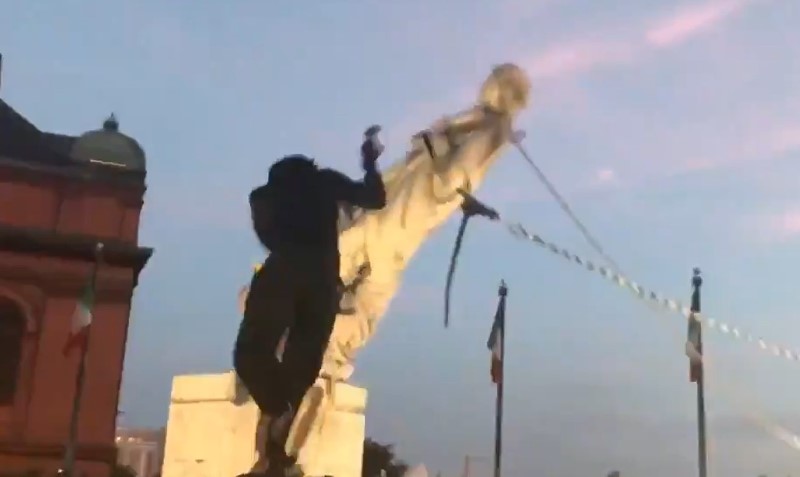 ΗΠΑ: Διαδηλωτές αποκαθήλωσαν άγαλμα του Χριστόφορου Κολόμβου στη Βαλτιμόρη