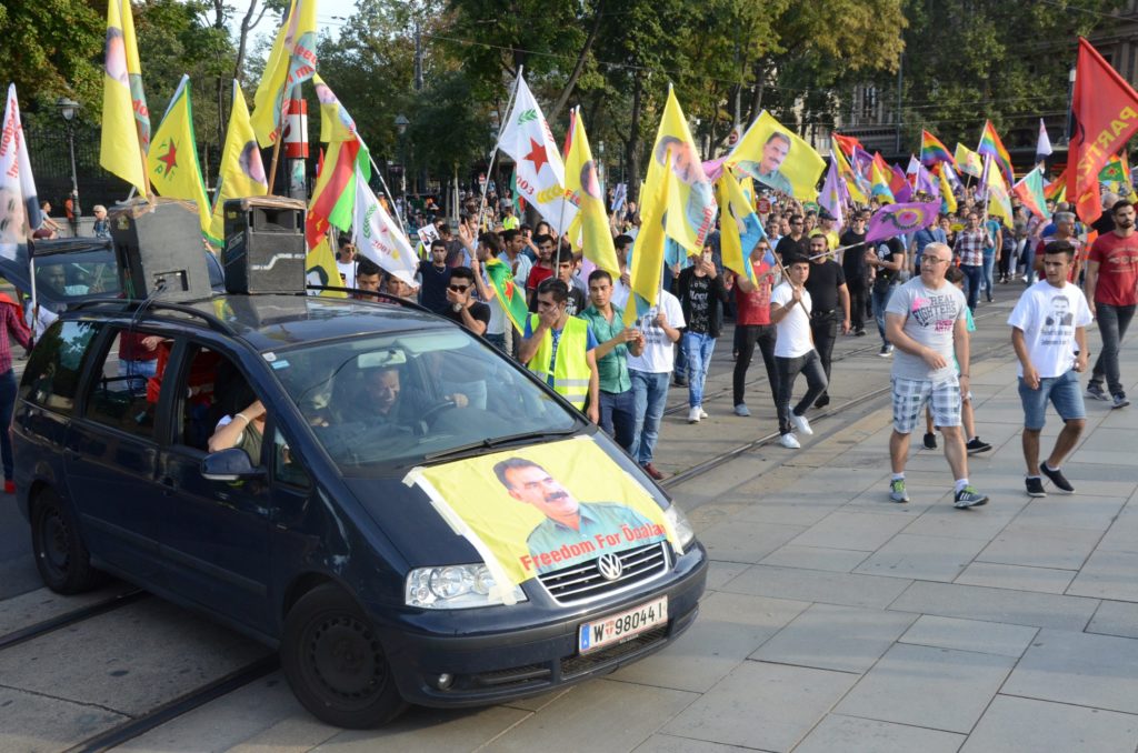 Αυστρία: Υπόνοιες πως βρίσκεται η Τουρκία πίσω από επιθέσεις κατά Κούρδων διαδηλωτών στη Βιέννη (Videos)