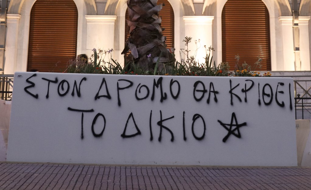 Πολάκης για ζαρντινιέρες: Μπακογιάννη, ευτυχώς που ήταν αντιγκράφιτι και τις πλήρωσες 500 ευρώ