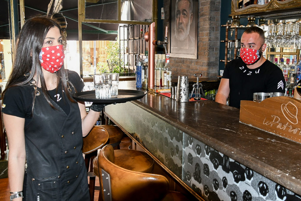 Κορονοϊός: Καταργείται η μάσκα στα εμπορικά και το όριο των 6 ατόμων σε καφετέριες και εστιατόρια