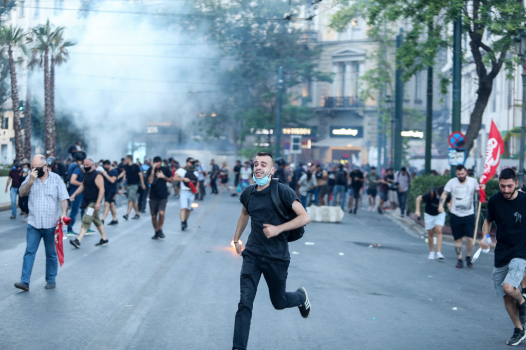 Αστυνομικοί πέφτουν με τις μηχανές σε μπλοκ διαδηλωτών (Video)