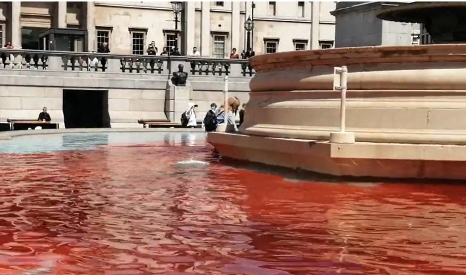 Λονδίνο: Ακτιβιστές υπέρ των δικαιωμάτων των ζώων «έβαψαν» κόκκινα τα σιντριβάνια στην πλατεία Τραφάλγκαρ (video – εικόνες)