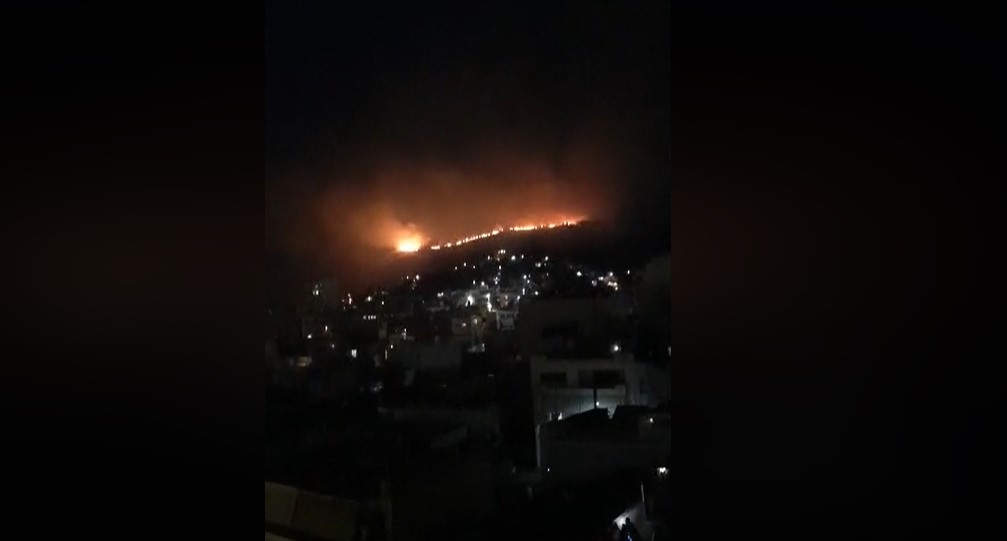 Μεγάλη πυρκαγιά πάνω από το Πέραμα (video)
