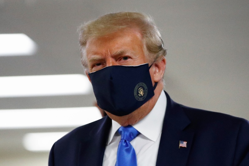 Eπιτέλους: Ο Τραμπ φόρεσε προστατευτική μάσκα δημόσια