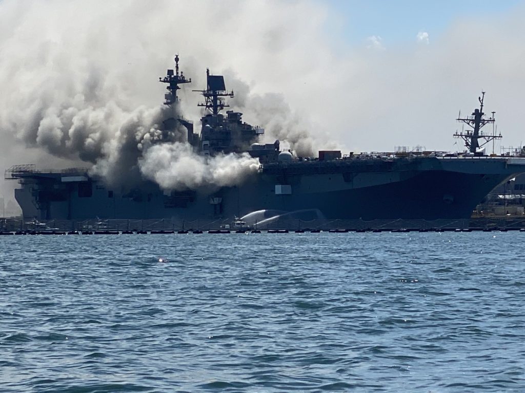 Έκρηξη και μεγάλη πυρκαγιά σε αμφίβιο πολεμικό πλοίο των ΗΠΑ – 11 τουλάχιστον τραυματίες (Photos+Video)