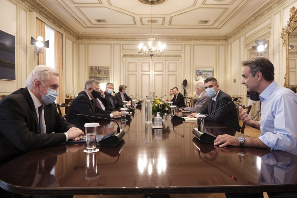 Σύσκεψη στο Μαξίμου για την εξέταση της κατάστασης με τον κορονοϊό – Τι ανησυχεί την κυβέρνηση