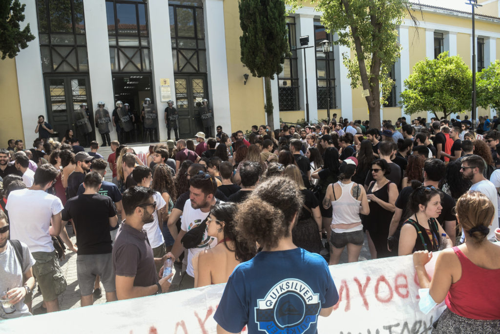 Μαζική συγκέντρωση αλληλεγγύης στους εννέα συλληφθέντες στην Ευελπίδων (Photos)